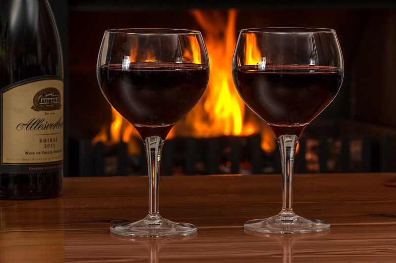 calici di vino atmosfera romantica